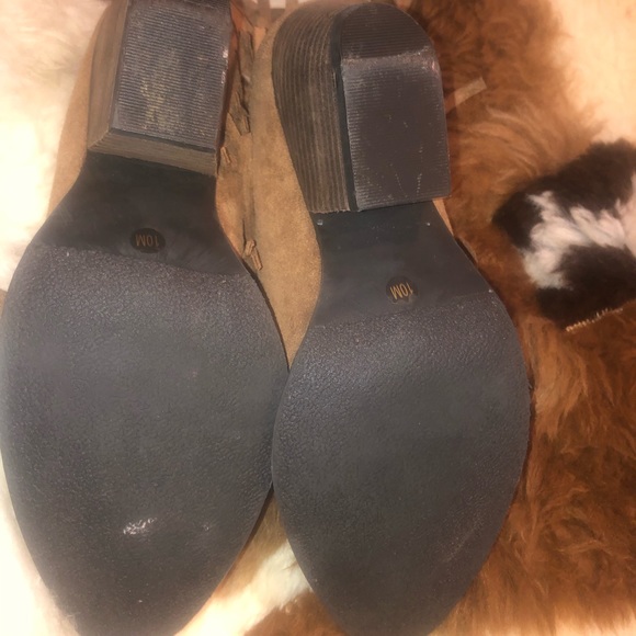 Women’s size 10 Coconuts by Matisse lambert suede booties. - Picture 2 of 4